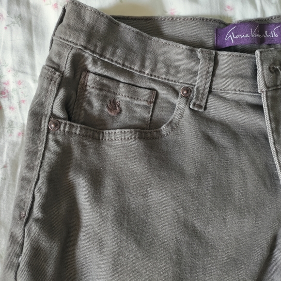 Gloria Vanderbilt Amanda Short Cut Jeans - Picture 2 of 8